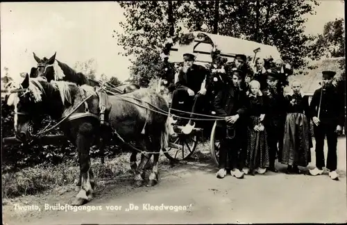 Ak Twente Overijssel Niederlande, Bruiloftsgangers voor De Kleedwagen