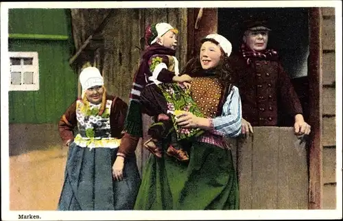 Ak Marken Nordholland Niederlande, Familie in Trachten