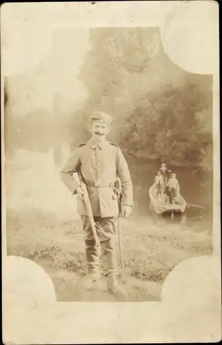 Foto Ak Deutscher Soldat in Uniform mit Gewehr an einem Flussufer, I WK