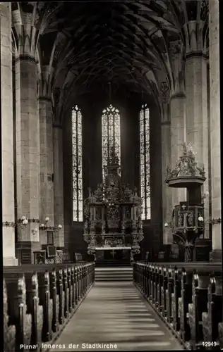 Ak Pirna an der Elbe, Inneres der Stadtkirche mit Altar und Deckenverzierung