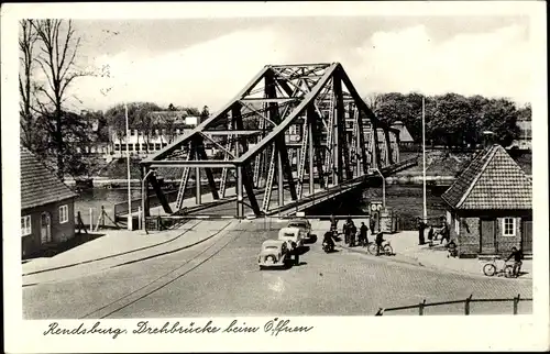 Ak Rendsburg in Schleswig Holstein, Drehbrücke beim Öffnen, Fahrzeuge