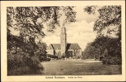 Ak Reinharz Bad Schmiedeberg in der Dübener Heide, Schloss Reinharz, Partie im Park