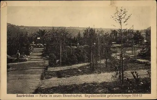 Ak Saarbrücken im Saarland, Partie im neuen Ehrenfriedhof, Gräber gefallener Krieger 1914-15