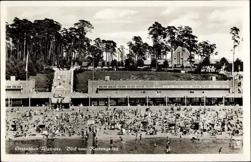 Ak Berlin Zehlendorf Wannsee, Strandbad Wannsee, Blick vom Rettungssteg auf den Strand