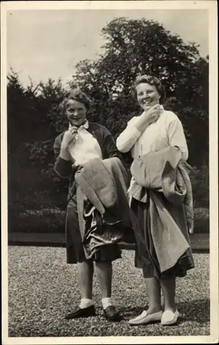 Ak Niederländisches Königshaus, Prinzessinnen Beatrix und Irene, Paleis Soestdijk 1955