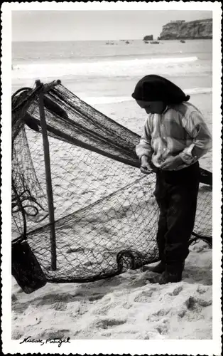 Ak Nazaré Nazareth Portugal, Mann mit Netz