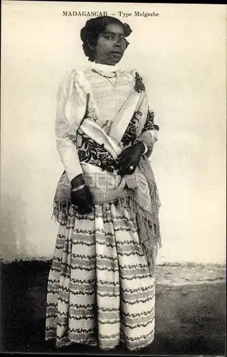 Ak Madagaskar, Type Malgache, Junge Frau in traditionellem Kleid