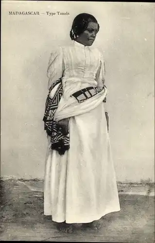 Ak Madagaskar, Type Tanala, Junge Frau in traditionellem Kleid