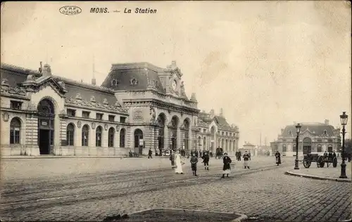 Ak Mons Wallonien Hennegau, La Station, Blick auf den Bahnhof, Straßenseite