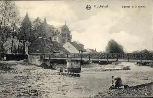 Ak Rochefort Wallonien Namur, L'eglise et la Lomme, Brücke, Frau wäscht im Fluss