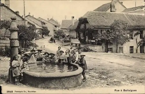 Ak Ballaigues Kt. Waadt Schweiz, Rue, Straßenpartie, Kinder am Brunnen