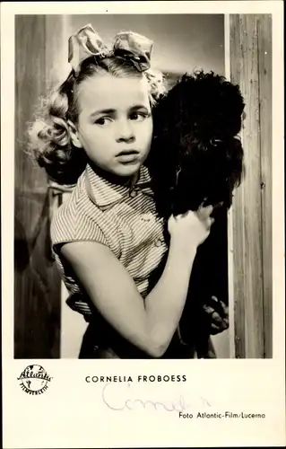 Ak Sängerin und Schauspielerin Cornelia Froboess, Kinderportrait mit Hund, Autogramm