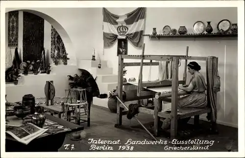 Foto Ak Internationale Handwerks-Ausstellung Berlin 1938, Griechenland, Frau am Webstuhl