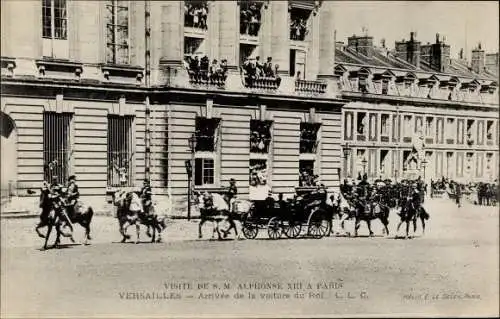 Ak Versailles Yvelines, Visite de S. M. Alphonse XIII a Paris, Arrivée de la voiture du Roi