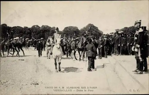 Ak Versailles Yvelines, Visite de S. M. Alphonse XIII a Paris, Dans le Parc