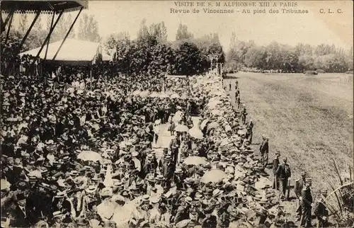 Ak Paris XII Vincennes, Visite de S. M. Alphonse XIII a Paris, Au pied des Tribunes