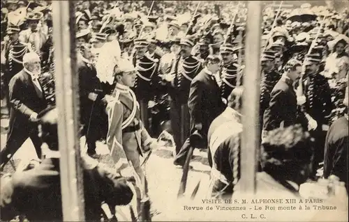 Ak Paris XII Vincennes, Visite de S. M. Alphonse XIII a Paris, Le Roi monte a la Tribune
