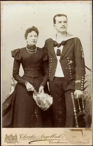 Kabinett Foto Cuxhaven in Niedersachsen, Seemann in Uniform mit Frau, Portrait