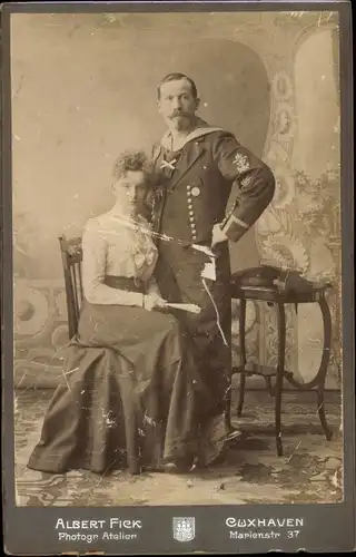 Kabinett Foto Cuxhaven in Niedersachsen, Gottlieb Klinger in Uniform mit Frau, Seemann