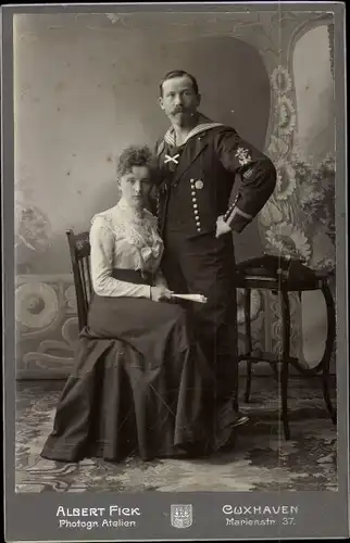 Kabinett Foto Cuxhaven in Niedersachsen, Gottlieb Klinger in Uniform mit Frau, Seemann