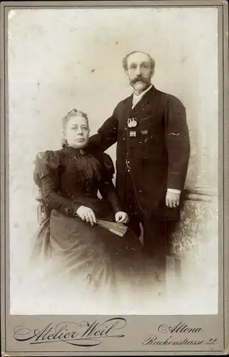 Kabinett Foto Hamburg Altona, Mann mit Frau, Portrait, Veteran, Orden