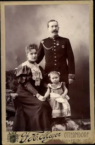 Kabinett Foto Otterndorf im Kreis CuxhavenPauli, Soldat in Uniform mit Frau und Tochter, Portrait