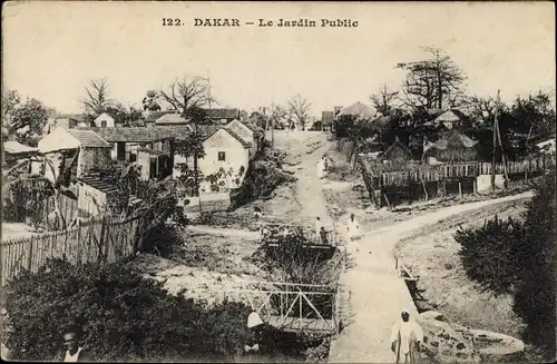 Ak Dakar Senegal, Le Jardin Public, Straßenpartie, Wohnhäuser