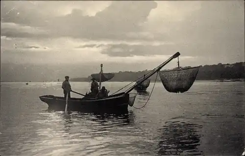 Ak Fischer bei der Arbeit, Boote, Fischernetze, Fischfang