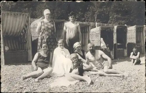 Foto Ak Sassnitz auf Rügen, Gruppenfoto am Strand, Badegäste, Strandkörbe