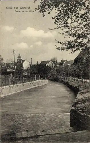 Ak Ohrdruf im Thüringischen Kreis Gotha, Partie an der Ohra, Kirchturm