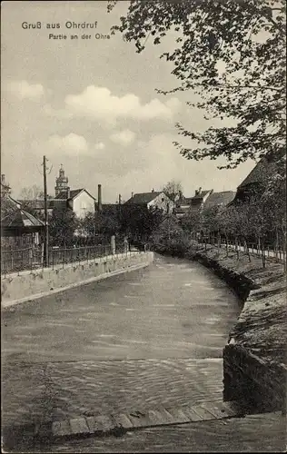 Ak Ohrdruf im Thüringischen Kreis Gotha, Partie an der Ohra, Kirchturm