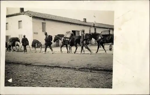 Foto Ak Balkan, Deutsche Gebirgstruppen, Ortsansicht, Pferde, I. WK