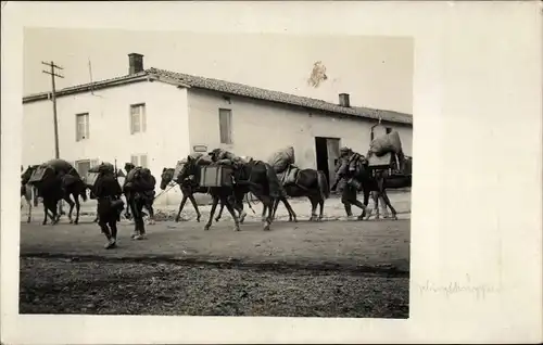 Foto Ak Balkan, Deutsche Gebirgstruppen, Ortsansicht, Pferde, I. WK