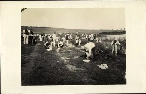 Foto Ak Deutsche Soldaten waschen ihre Kleidung, Soldatenleben, I. WK