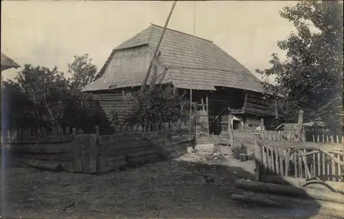 Foto Ak Ungarisches Haus, Bauernhof, Zaun, Holzbalken