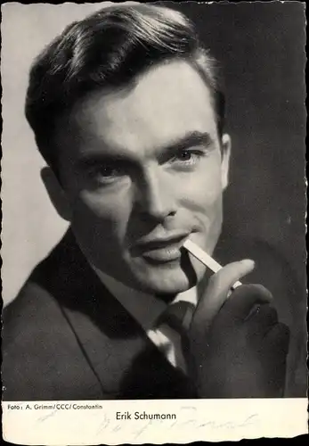 Ak Schauspieler Erik Schumann, Portrait mit Zigarette, Autogramm