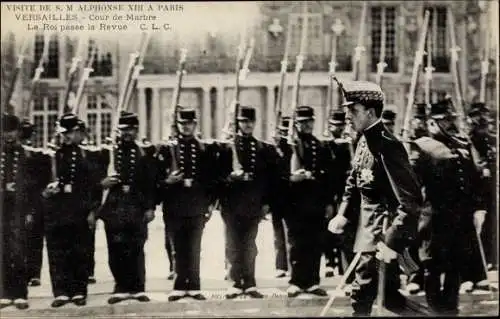 Ak Versailles Yvelines, Visite de S. M. Alphonse XIII a Paris, Le Roi passe la Revue