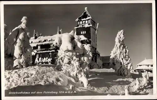 Ak Oberwiesenthal im Erzgebirge, Fichtelberg, Unterkunftshaus, Winter