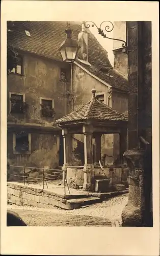 Foto Ak Rothenburg ob der Tauber, Brunnen in der Hofbronnengasse