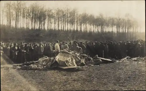 Foto Ak Abgeschossener Flieger bei Fresnay le Grande 1918, deutsche Soldaten, 1. WK