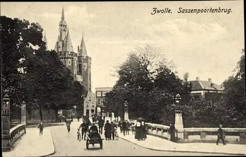 Ak Zwolle Overijssel Niederlande, Sassenpoortenbrug, Passanten