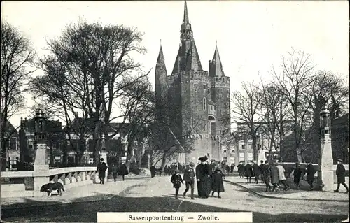 Ak Zwolle Overijssel Niederlande, Sassenpoortenbrug, Passanten, Hund