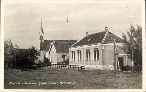 Ak Brandwijk Südholland, Ned. Herv. Kerk en Openb. School