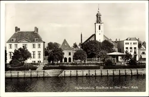 Ak Hellevoetsluis Südholland, Raadhuis en Ned. Herv. Kerk