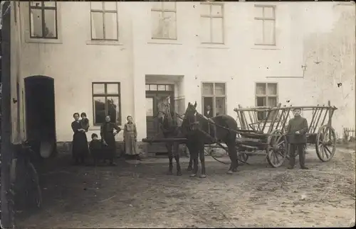 Foto Ak Leipzig in Sachsen, Personen mit Pferdekarren vor einem Wohnhaus