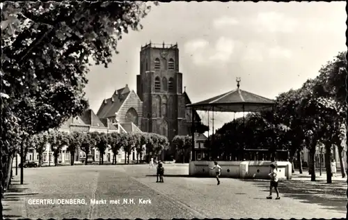 Ak Geertruidenberg Nordbrabant Niederlande, Markt met N.H. Kerk