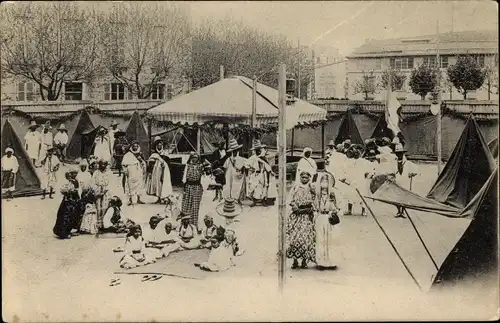 Ak Personen auf einem Marktplatz, Zelte, Maghreb ?