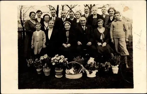 Foto Ak Klingenberg im Erzgebirge Sachsen, Goldene Hochzeit, Festgesellschaft mit Blumenkörben