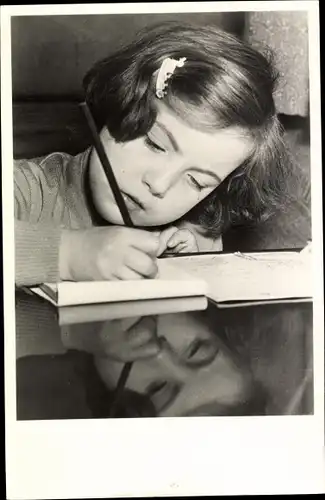 Ak Prinzessin Margriet der Niederlande, Hausaufgaben im Urlaub in St. Anton, 1950
