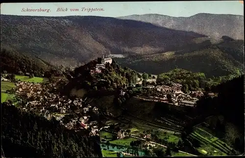 Ak Schwarzburg in Thüringen, Blick vom Trippstein auf den Ort mit Schloss